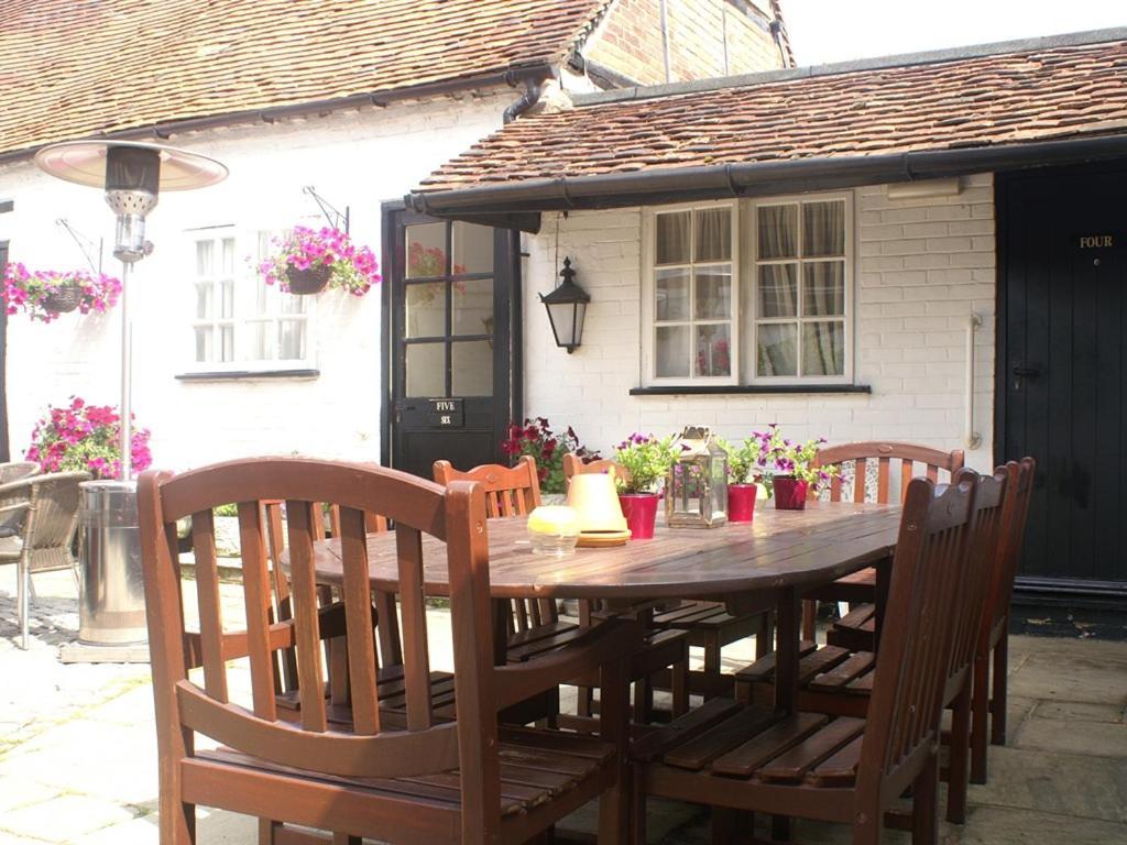 The Saracens Head Inn Амершам Экстерьер фото