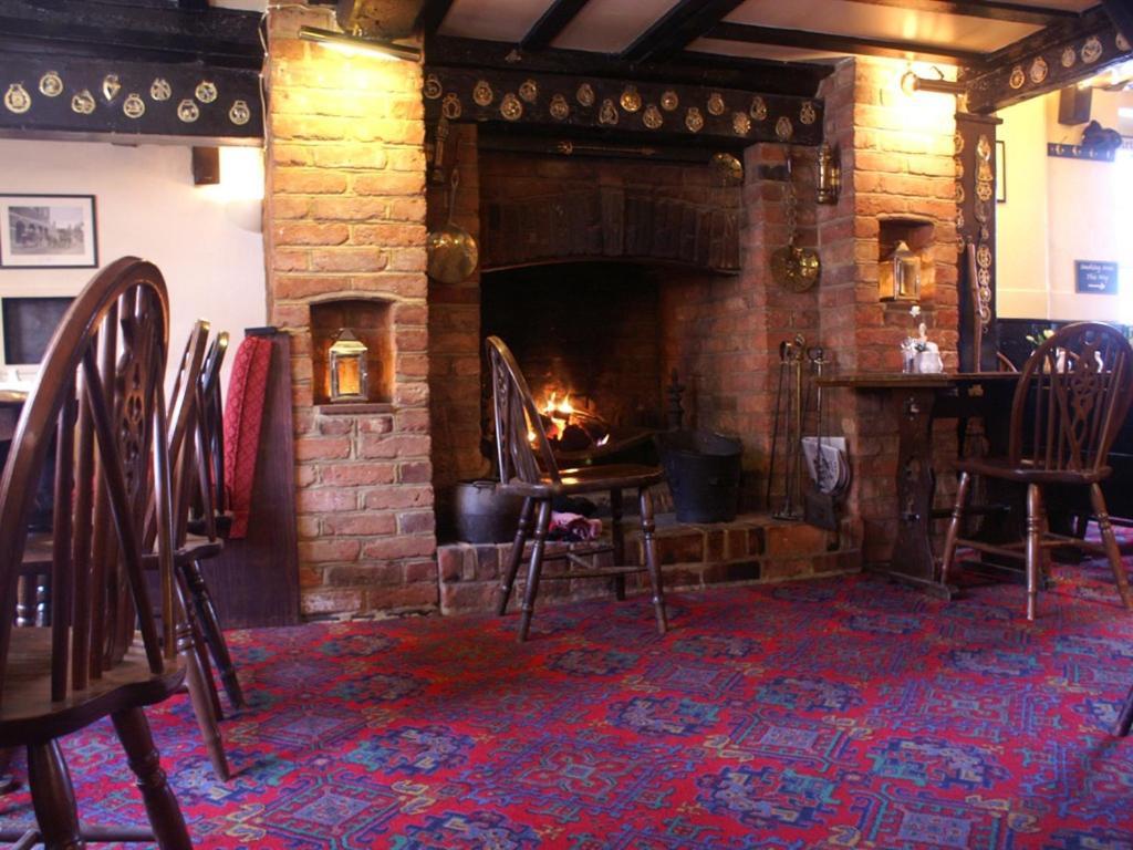 The Saracens Head Inn Амершам Экстерьер фото