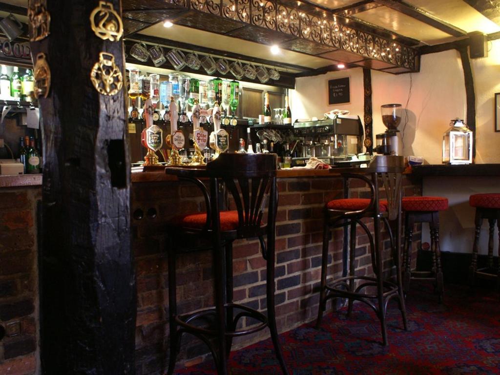 The Saracens Head Inn Амершам Экстерьер фото